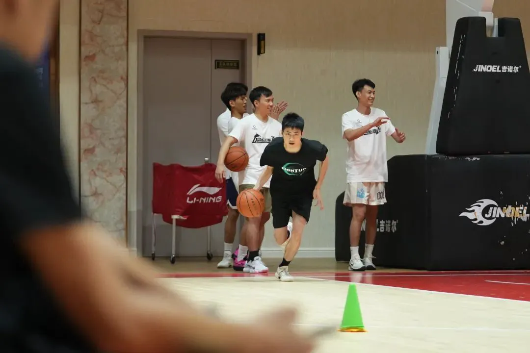 职业球员如何通过联赛提升竞技水平_2